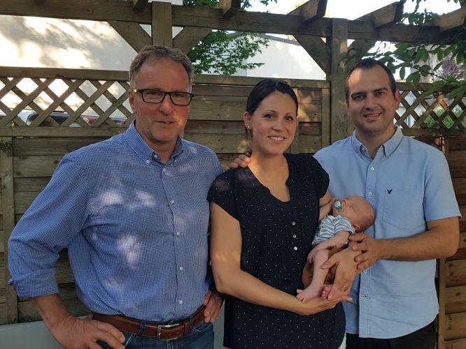 15'000. Einwohner Len Beyeler mit Eltern Manuela und Stefan und Gemeindepräsident Andreas Hegg